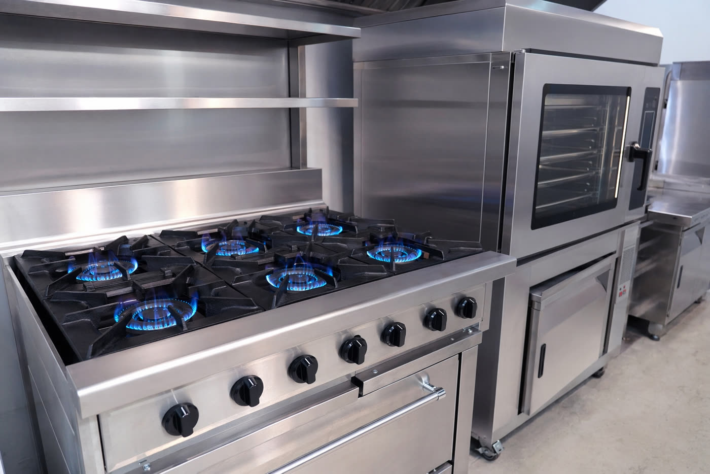 Fogão industrial de seis bocas em aço inox com forno industrial